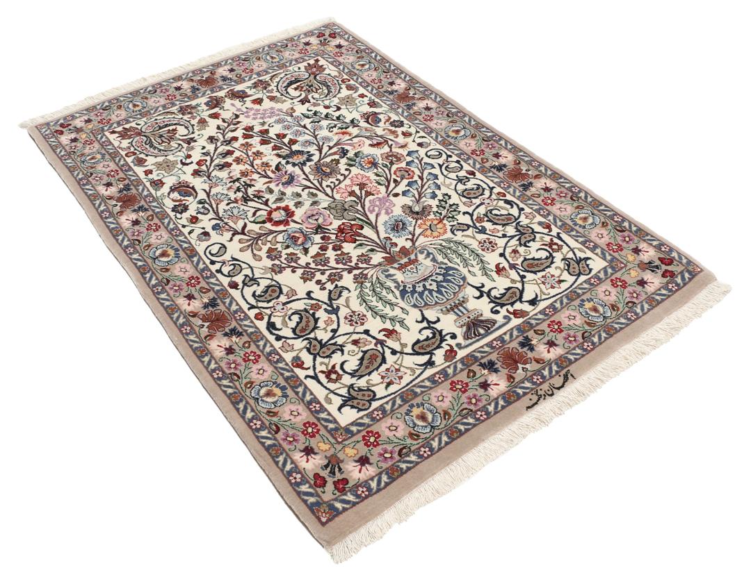 Handgeknoopt Isfahan-tapijt uit het Midden-Oosten met een bloemrijk vaasdesign in beige