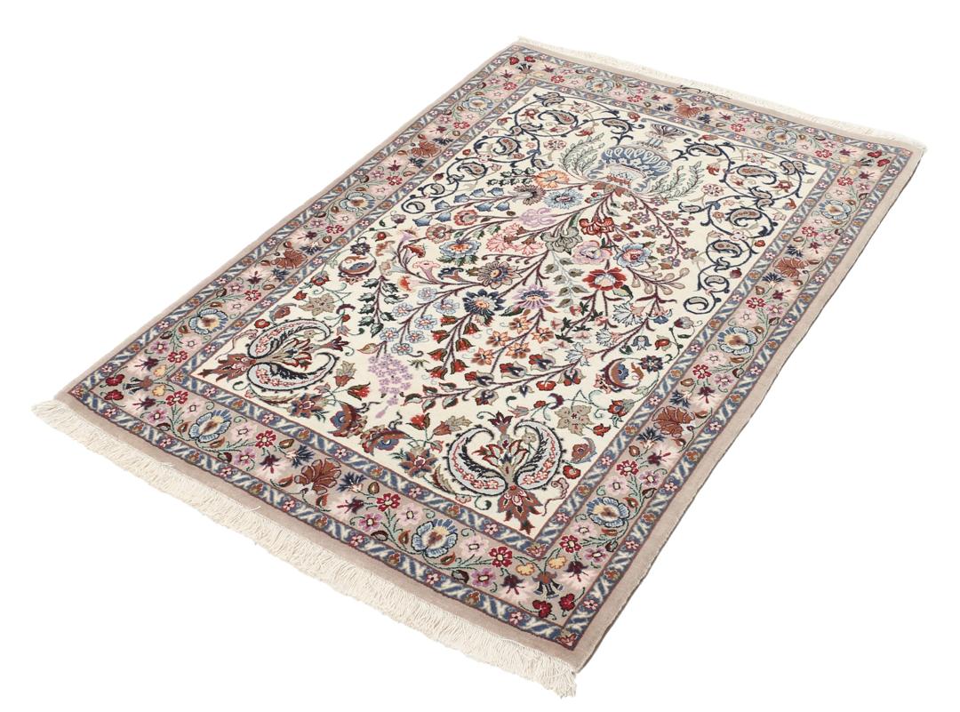 Handgeknoopt Isfahan-tapijt uit het Midden-Oosten met een bloemrijk vaasdesign in beige