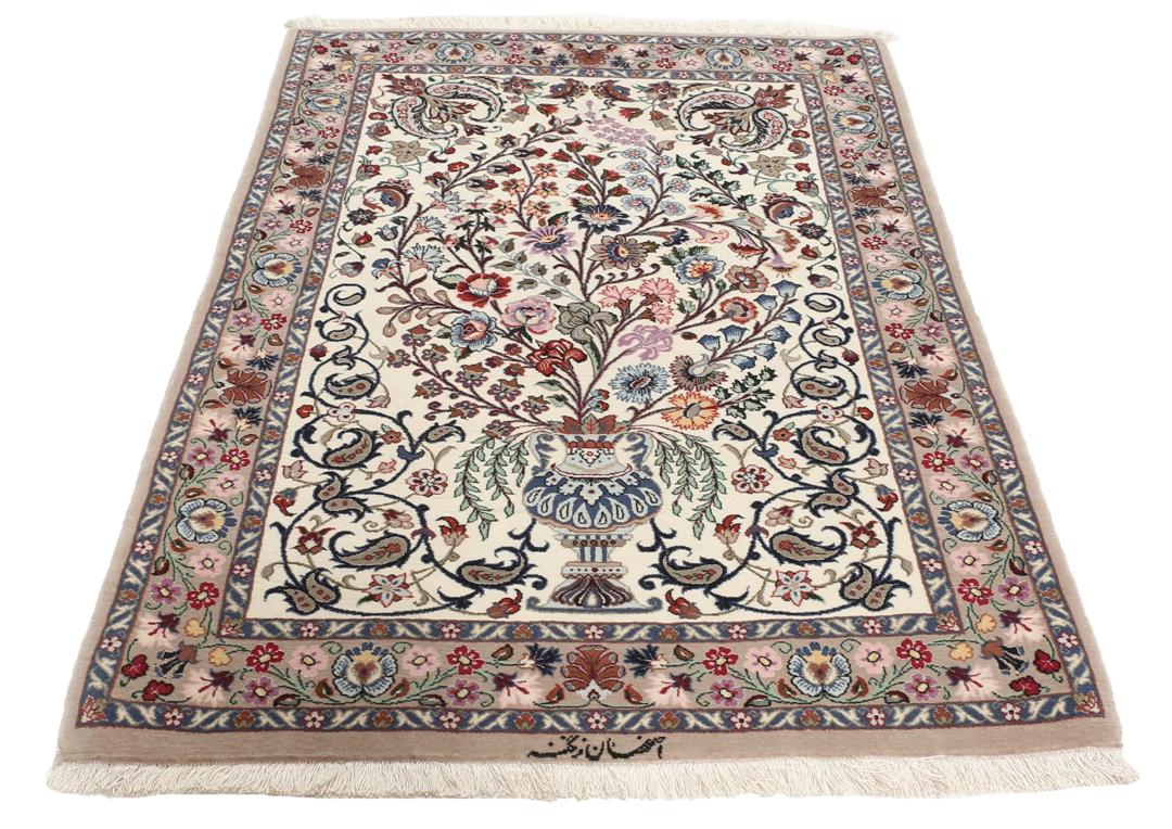 Handgeknoopt Isfahan-tapijt uit het Midden-Oosten met een bloemrijk vaasdesign in beige