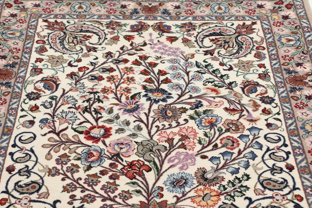 Handgeknoopt Isfahan-tapijt uit het Midden-Oosten met een bloemrijk vaasdesign in beige