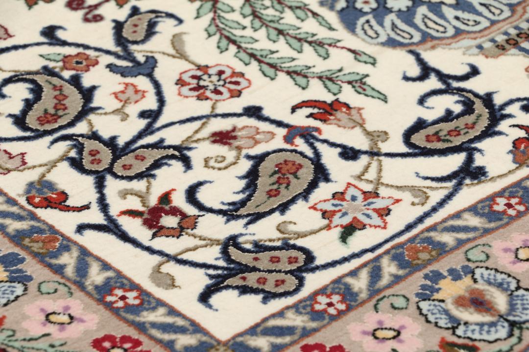 Handgeknoopt Isfahan-tapijt uit het Midden-Oosten met een bloemrijk vaasdesign in beige