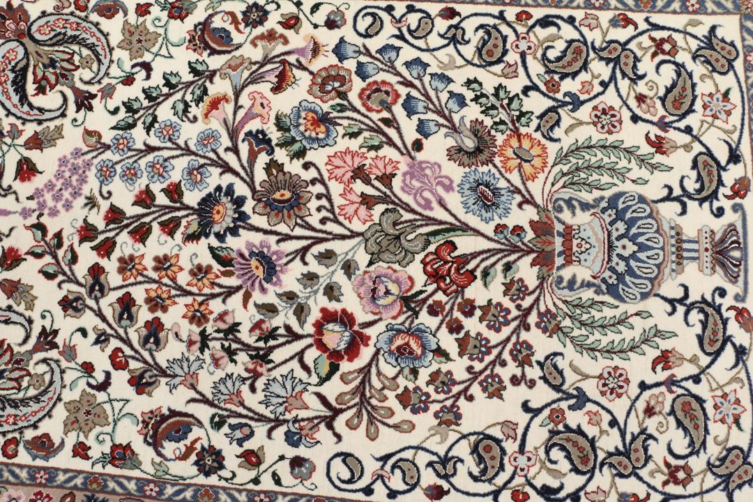 Handgeknoopt Isfahan-tapijt uit het Midden-Oosten met een bloemrijk vaasdesign in beige