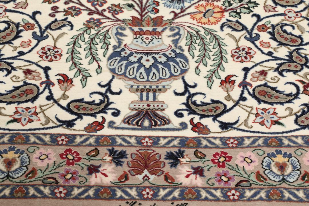 Handgeknoopt Isfahan-tapijt uit het Midden-Oosten met een bloemrijk vaasdesign in beige