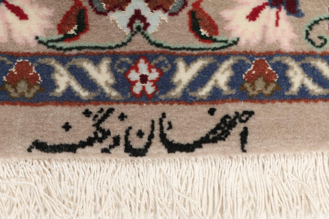 Handgeknoopt Isfahan-tapijt uit het Midden-Oosten met een bloemrijk vaasdesign in beige