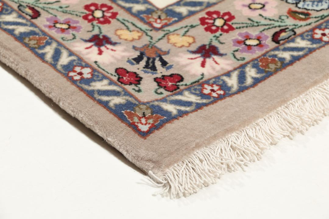 Handgeknoopt Isfahan-tapijt uit het Midden-Oosten met een bloemrijk vaasdesign in beige