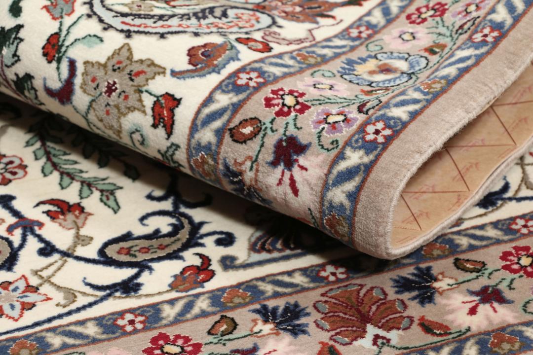 Handgeknoopt Isfahan-tapijt uit het Midden-Oosten met een bloemrijk vaasdesign in beige
