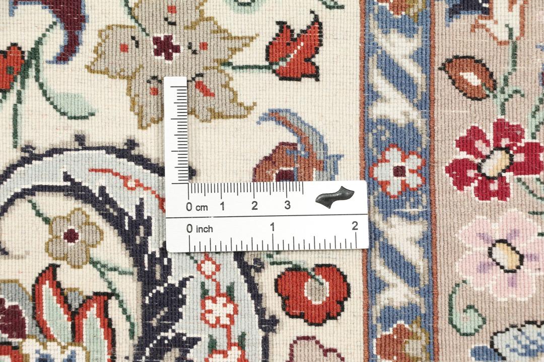 Handgeknoopt Isfahan-tapijt uit het Midden-Oosten met een bloemrijk vaasdesign in beige