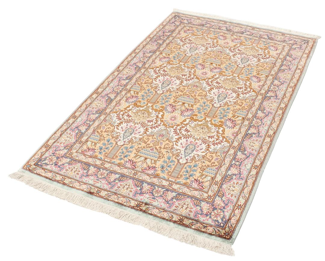 Een luxueus handgeknoopt Qum zijden tapijt uit het Midden-Oosten met een multicolor bloemendesign