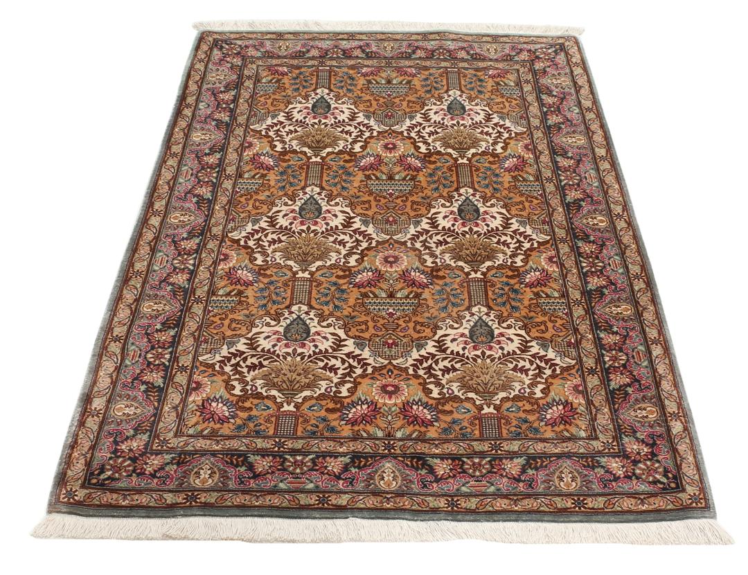 Een luxueus handgeknoopt Qum zijden tapijt uit het Midden-Oosten met een multicolor bloemendesign