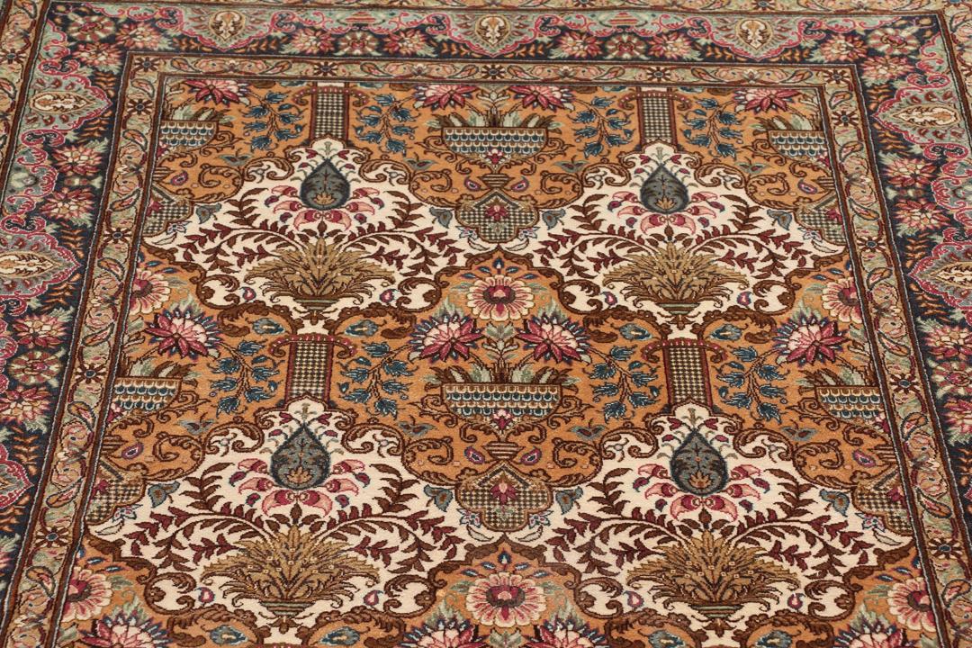 Een luxueus handgeknoopt Qum zijden tapijt uit het Midden-Oosten met een multicolor bloemendesign