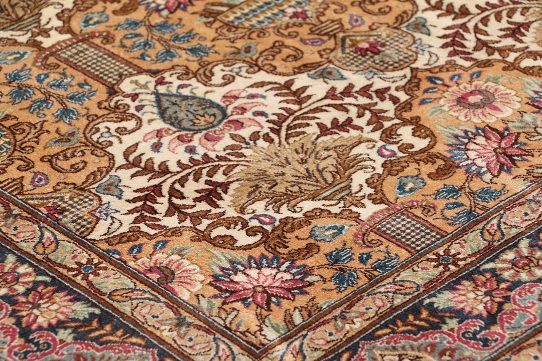 Een luxueus handgeknoopt Qum zijden tapijt uit het Midden-Oosten met een multicolor bloemendesign