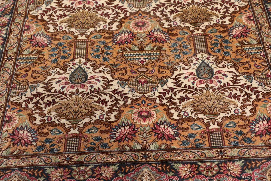 Een luxueus handgeknoopt Qum zijden tapijt uit het Midden-Oosten met een multicolor bloemendesign