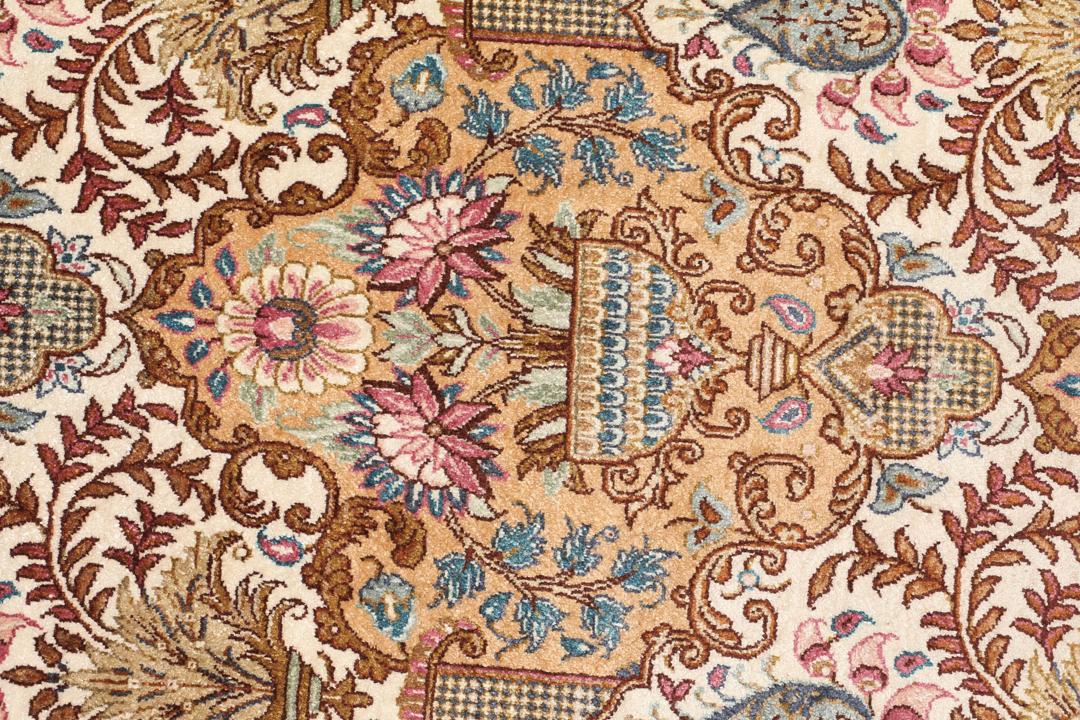Een luxueus handgeknoopt Qum zijden tapijt uit het Midden-Oosten met een multicolor bloemendesign
