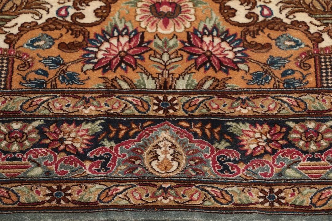 Een luxueus handgeknoopt Qum zijden tapijt uit het Midden-Oosten met een multicolor bloemendesign