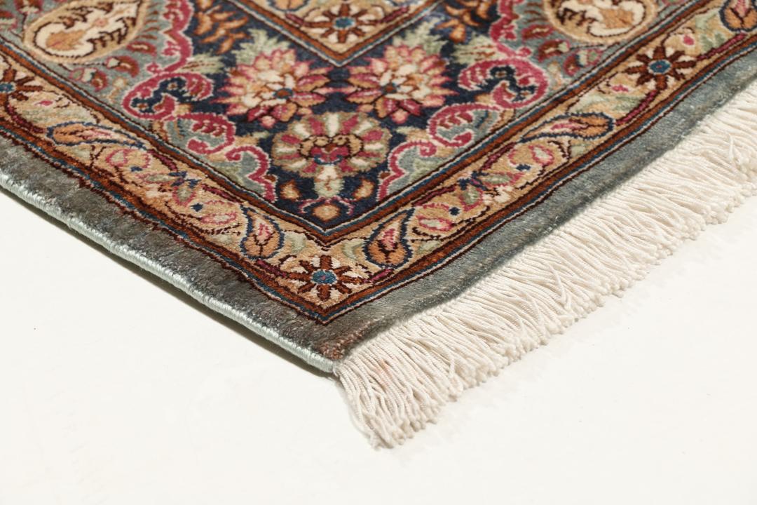 Een luxueus handgeknoopt Qum zijden tapijt uit het Midden-Oosten met een multicolor bloemendesign
