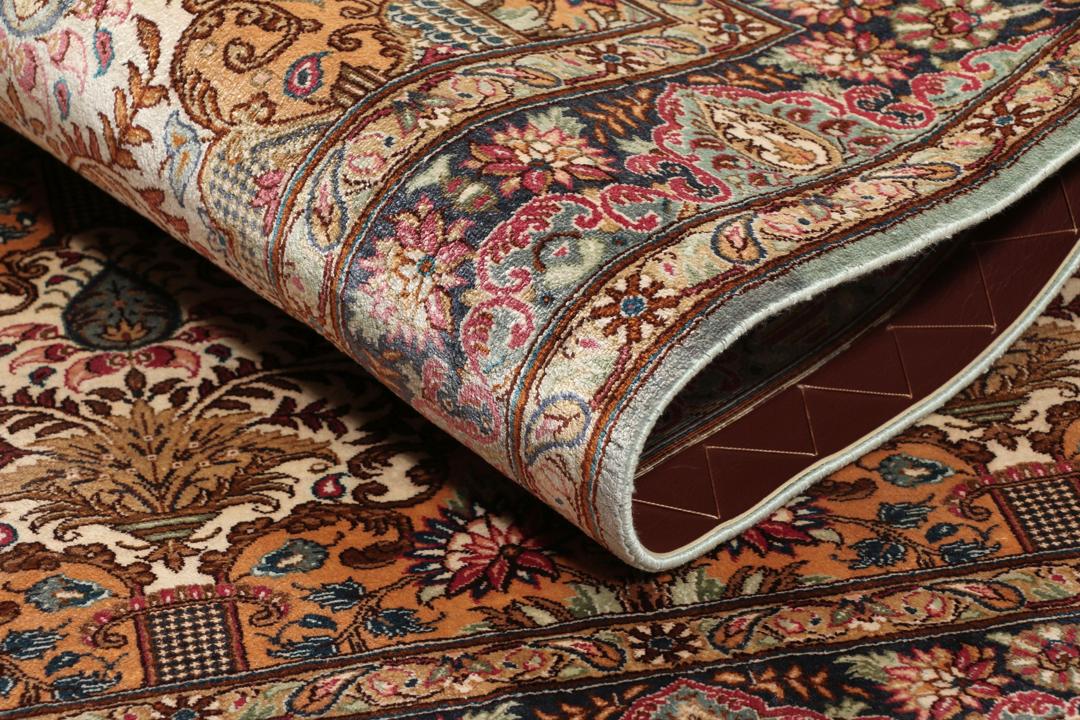 Een luxueus handgeknoopt Qum zijden tapijt uit het Midden-Oosten met een multicolor bloemendesign