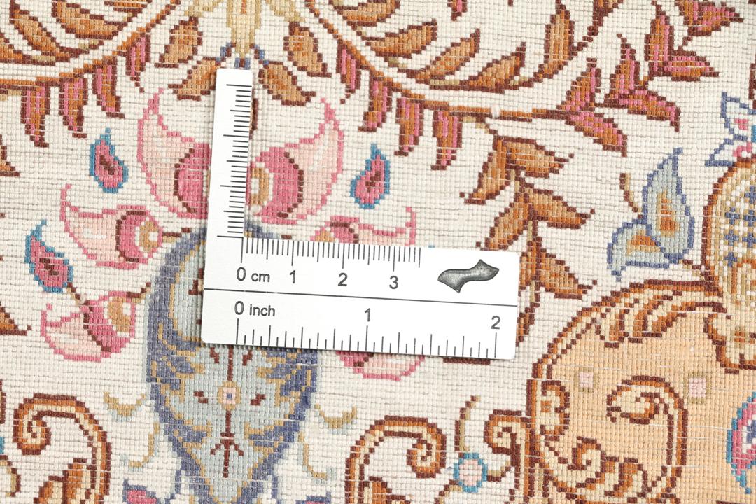 Een luxueus handgeknoopt Qum zijden tapijt uit het Midden-Oosten met een multicolor bloemendesign