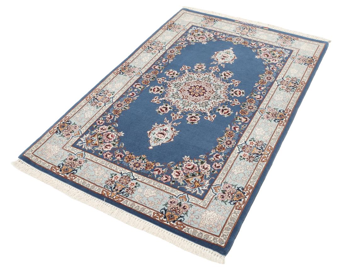 Handgeknoopt Isfahan tapijt met blauw veld en bloemmotieven uit het Midden-Oosten