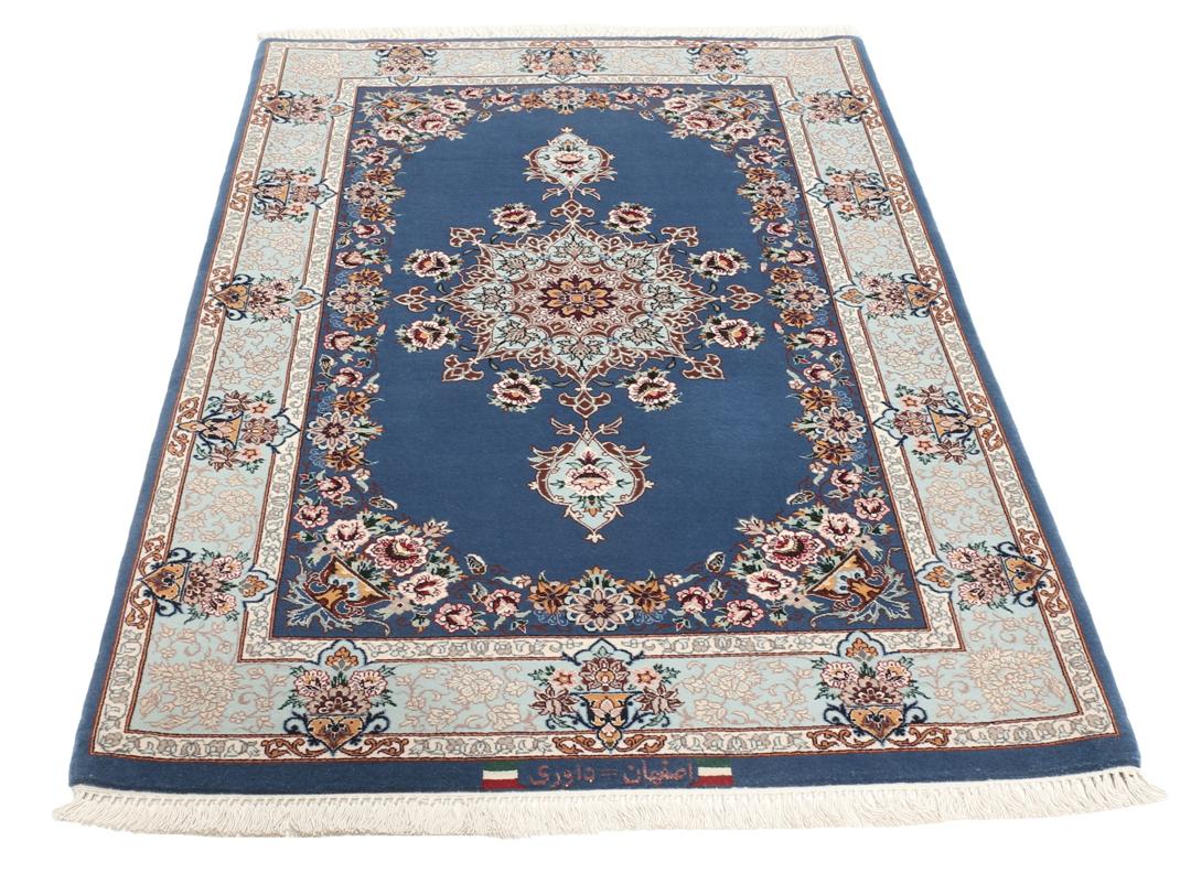 Handgeknoopt Isfahan tapijt met blauw veld en bloemmotieven uit het Midden-Oosten