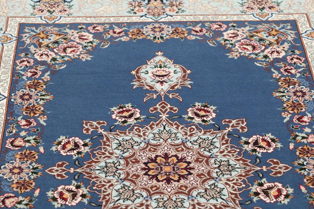 Handgeknoopt Isfahan tapijt met blauw veld en bloemmotieven uit het Midden-Oosten