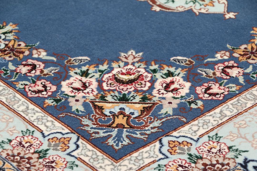 Handgeknoopt Isfahan tapijt met blauw veld en bloemmotieven uit het Midden-Oosten