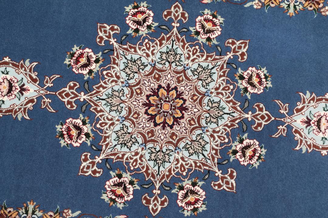 Handgeknoopt Isfahan tapijt met blauw veld en bloemmotieven uit het Midden-Oosten