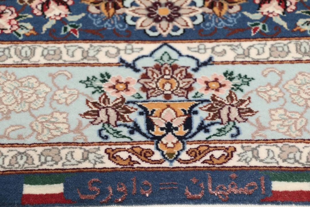 Handgeknoopt Isfahan tapijt met blauw veld en bloemmotieven uit het Midden-Oosten