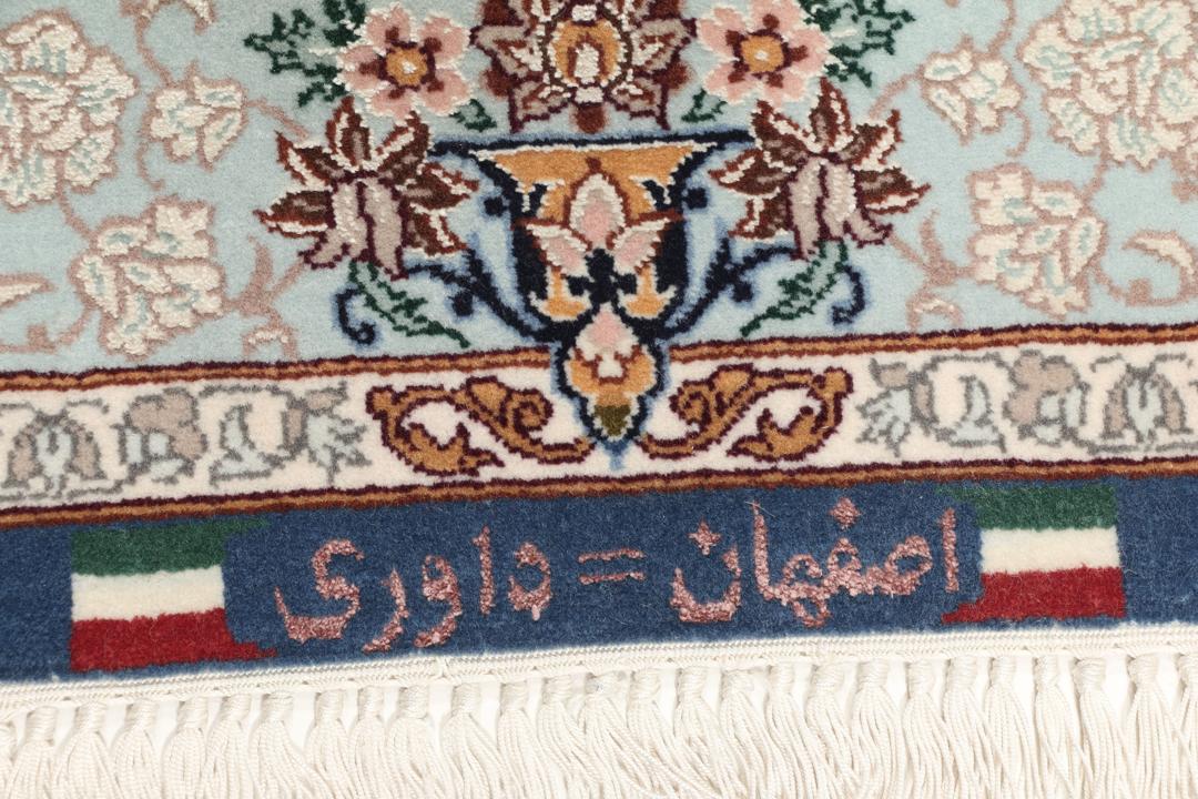 Handgeknoopt Isfahan tapijt met blauw veld en bloemmotieven uit het Midden-Oosten