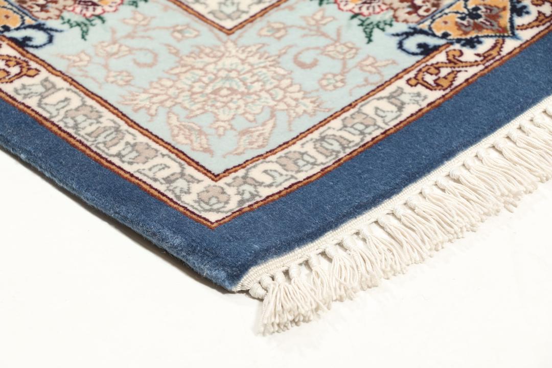 Handgeknoopt Isfahan tapijt met blauw veld en bloemmotieven uit het Midden-Oosten