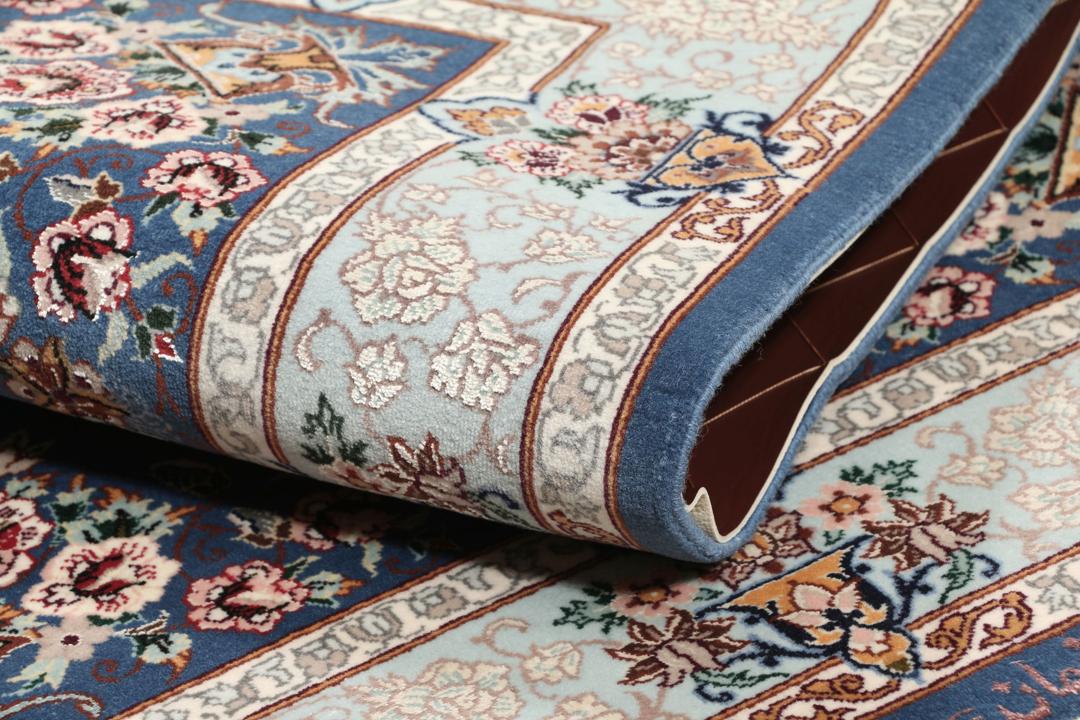Handgeknoopt Isfahan tapijt met blauw veld en bloemmotieven uit het Midden-Oosten