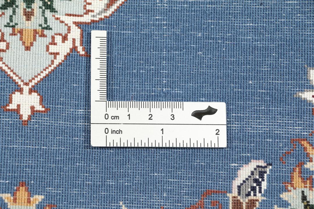 Handgeknoopt Isfahan tapijt met blauw veld en bloemmotieven uit het Midden-Oosten