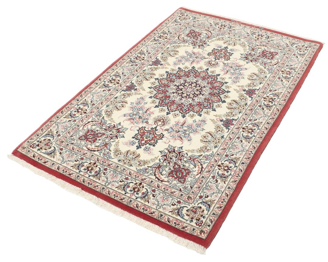 Håndknyttet Isfahan-tæppe fra Mellemøsten i beige og røde nuancer.