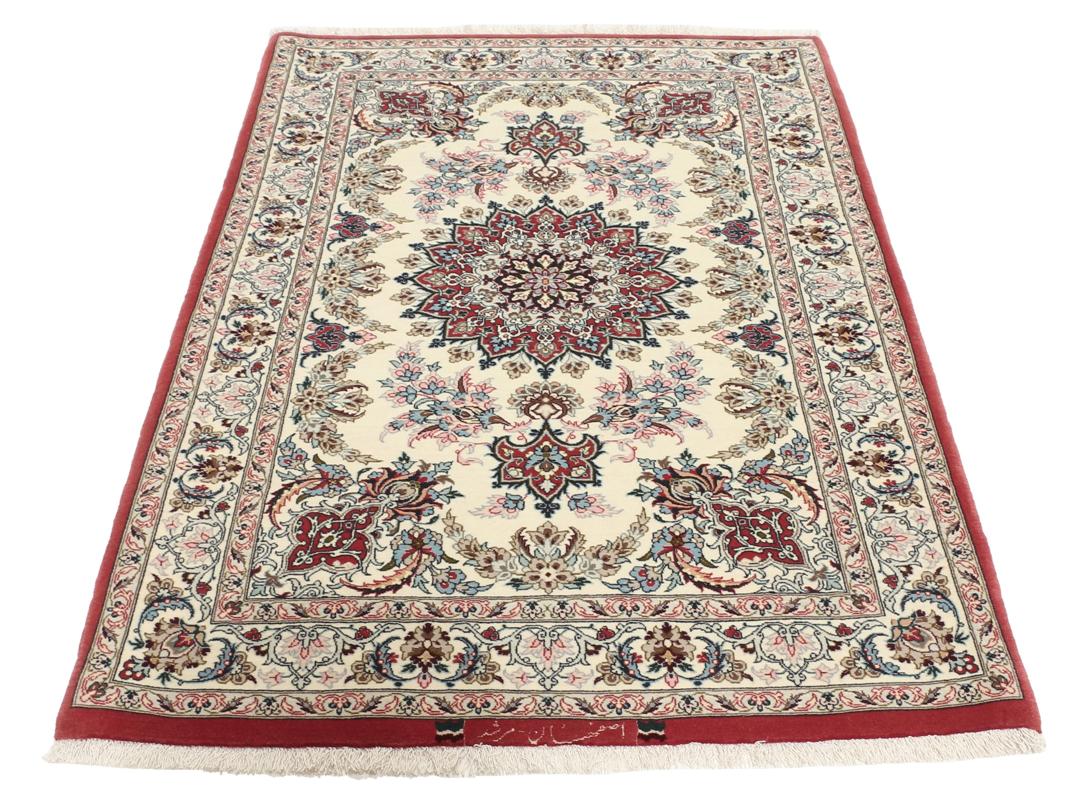 Håndknyttet Isfahan-tæppe fra Mellemøsten i beige og røde nuancer.