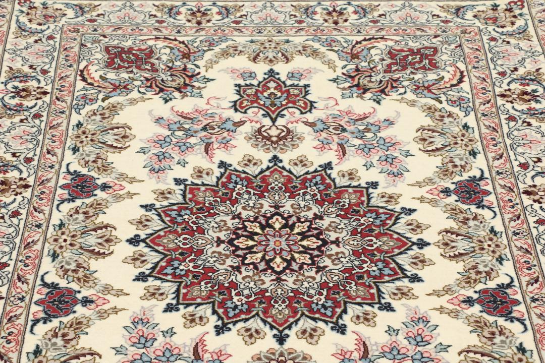 Håndknyttet Isfahan-tæppe fra Mellemøsten i beige og røde nuancer.
