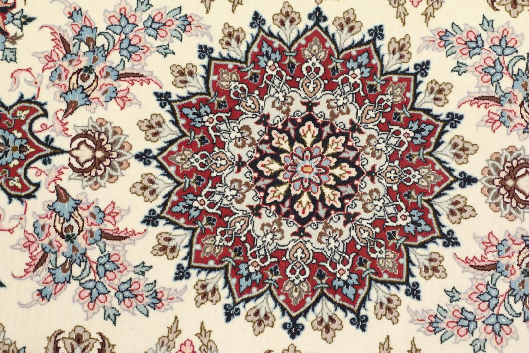 Håndknyttet Isfahan-tæppe fra Mellemøsten i beige og røde nuancer.