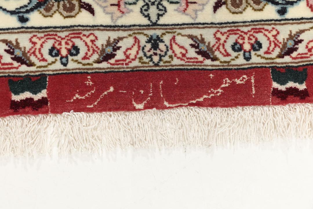 Håndknyttet Isfahan-tæppe fra Mellemøsten i beige og røde nuancer.