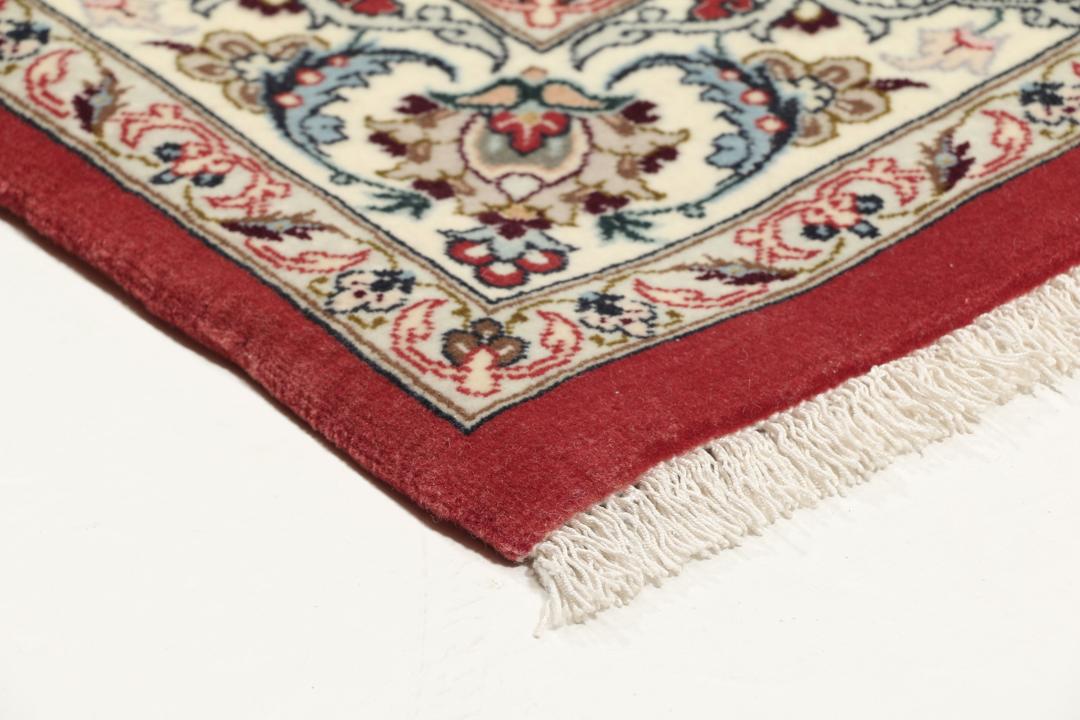 Håndknyttet Isfahan-tæppe fra Mellemøsten i beige og røde nuancer.