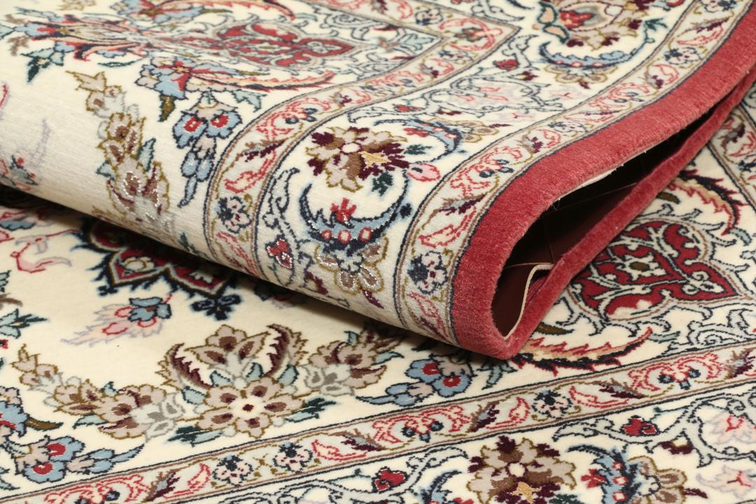 Håndknyttet Isfahan-tæppe fra Mellemøsten i beige og røde nuancer.