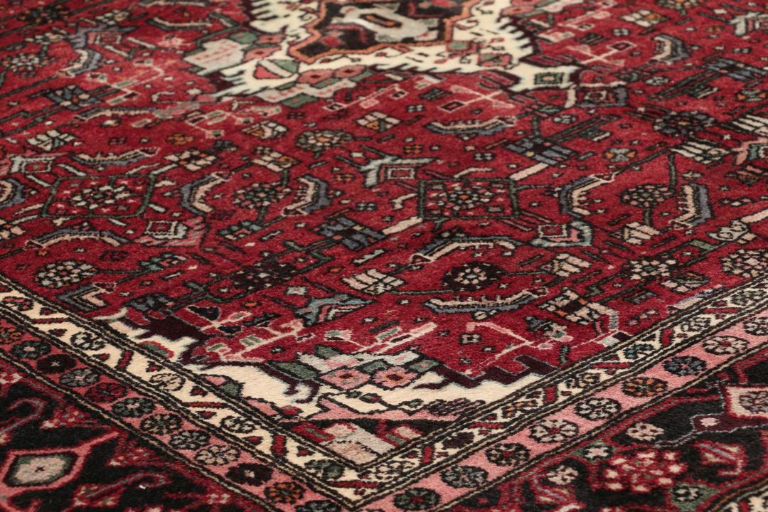 Handgeknoopt Bidjar-tapijt uit het Midden-Oosten in rood met zijden accenten