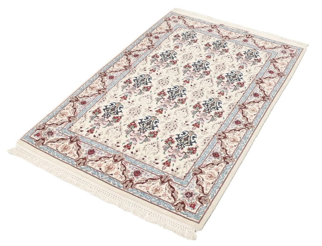 Håndknyttet Isfahan-tæppe fra Mellemøsten med blomstermotiver i beige, blå og rød.
