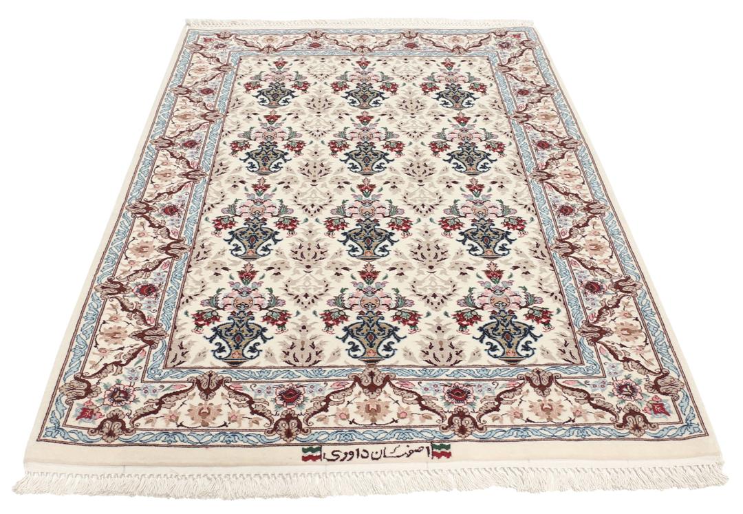 Håndknyttet Isfahan-tæppe fra Mellemøsten med blomstermotiver i beige, blå og rød.