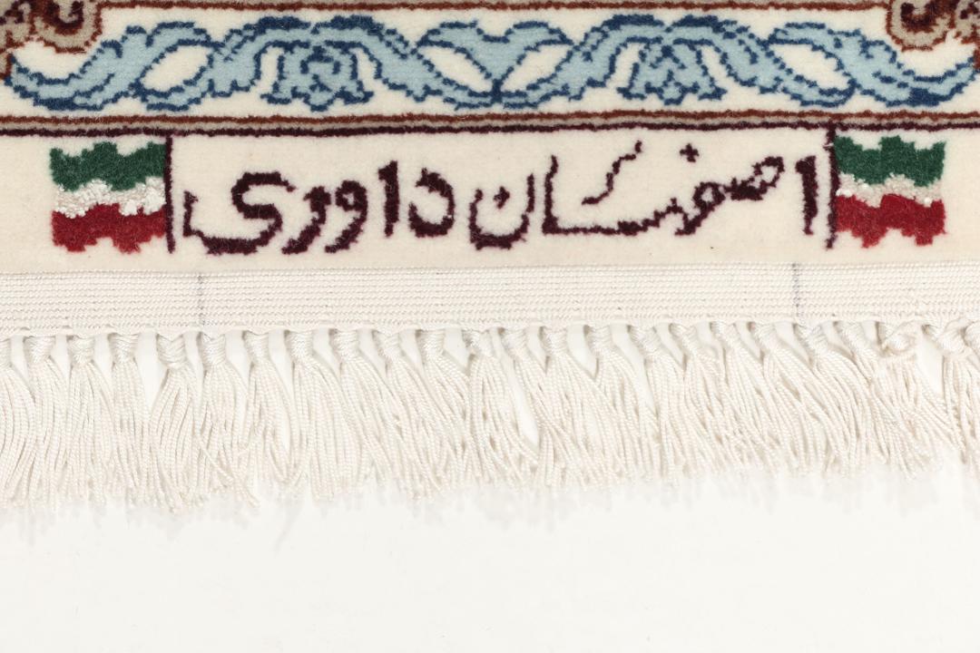 Håndknyttet Isfahan-tæppe fra Mellemøsten med blomstermotiver i beige, blå og rød.