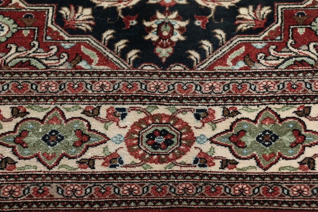 Een luxueus handgeknoopt Qum zijden tapijt uit het Midden-Oosten met een levendig, veelkleurig medaillonontwerp met bloemmotieven.