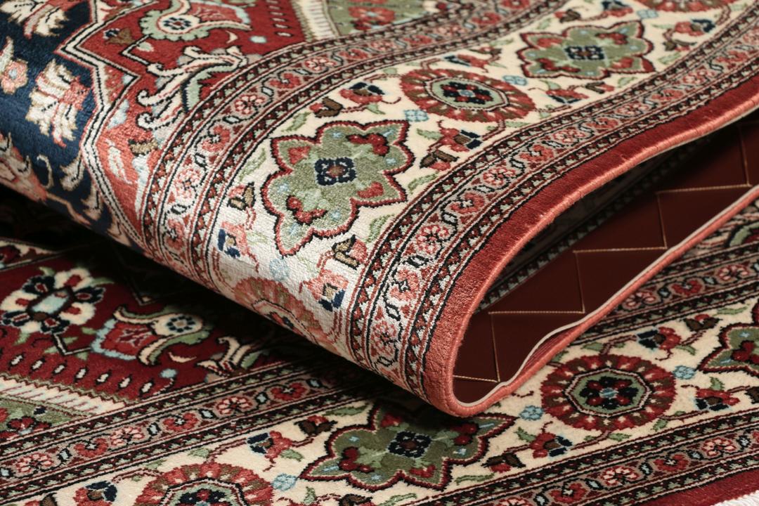 Een luxueus handgeknoopt Qum zijden tapijt uit het Midden-Oosten met een levendig, veelkleurig medaillonontwerp met bloemmotieven.