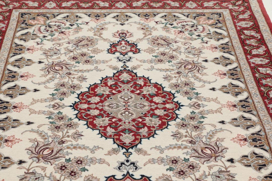 Håndknyttet Isfahan-tæppe fra Mellemøsten med beige bund og rød kant