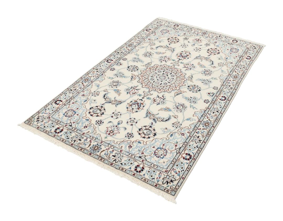 Handgeknoopt Nain-tapijt met verfijnde bloemmotieven in beige en blauw uit het Midden-Oosten