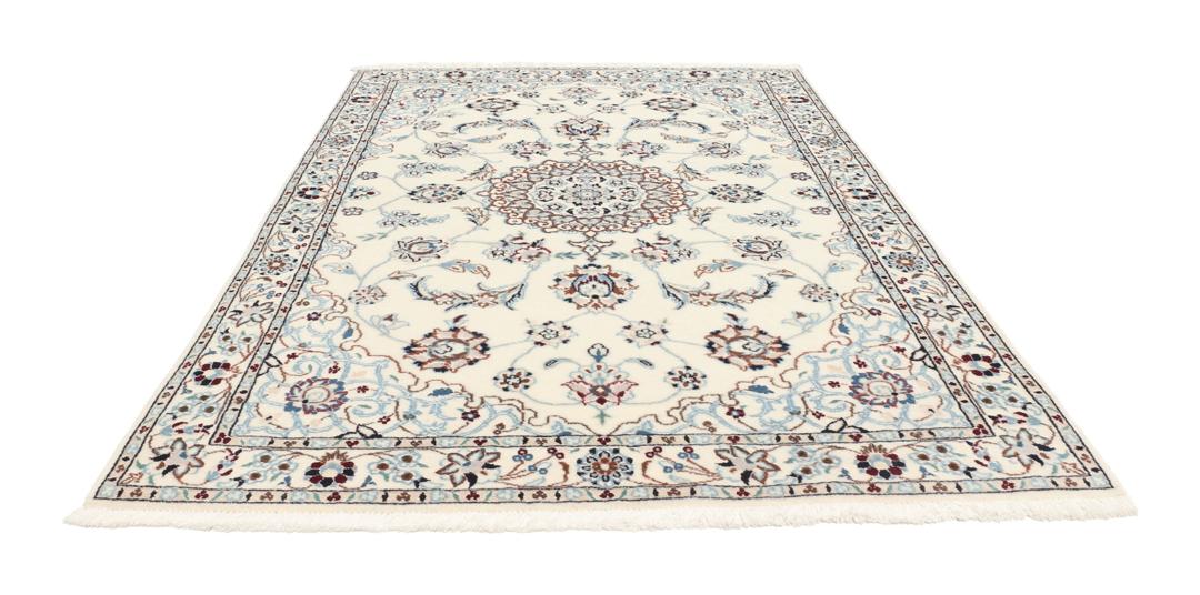Handgeknoopt Nain-tapijt met verfijnde bloemmotieven in beige en blauw uit het Midden-Oosten