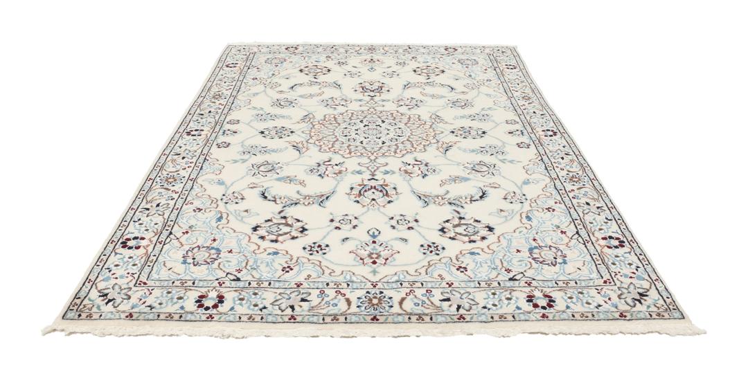 Handgeknoopt Nain-tapijt met verfijnde bloemmotieven in beige en blauw uit het Midden-Oosten