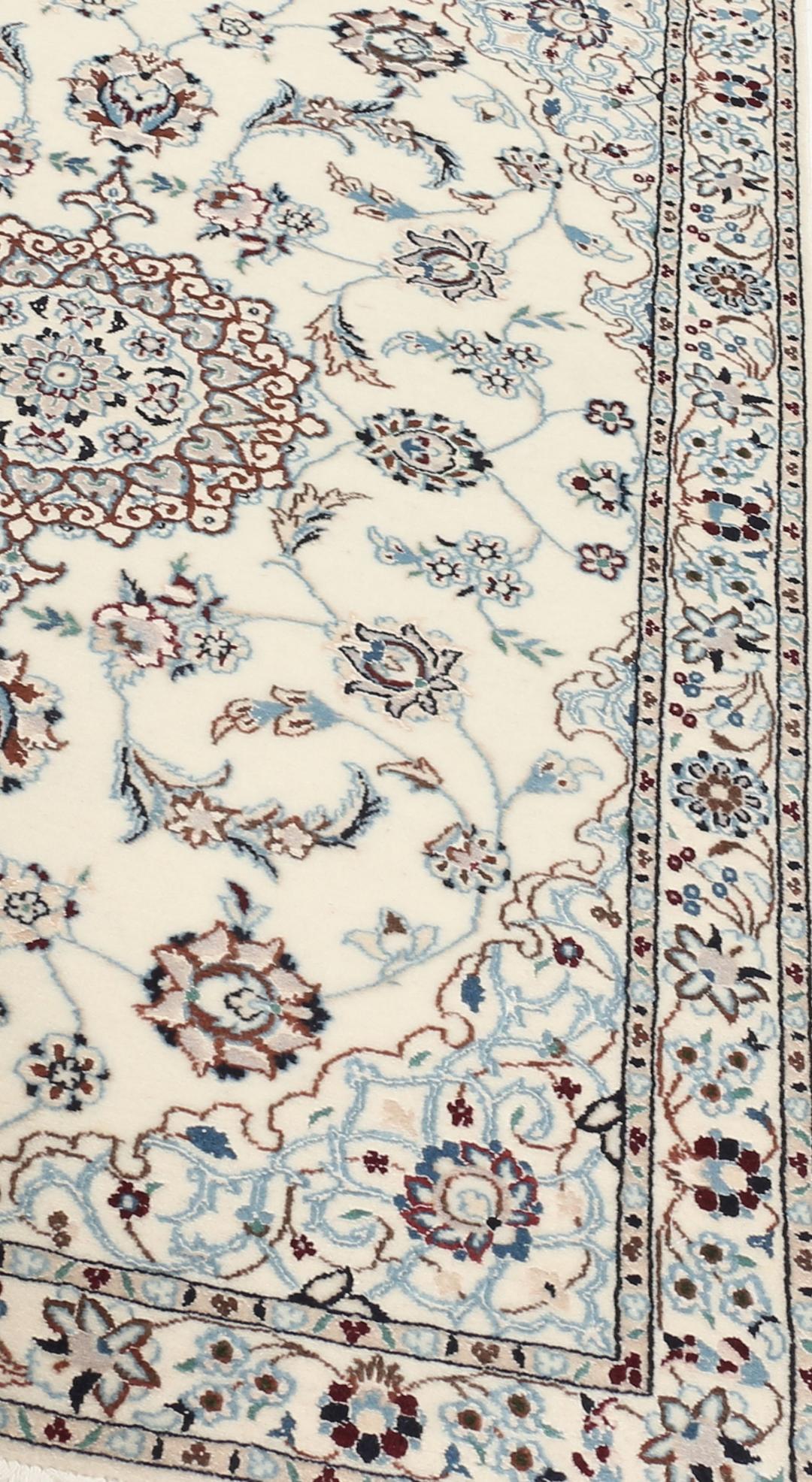 Handgeknoopt Nain-tapijt met verfijnde bloemmotieven in beige en blauw uit het Midden-Oosten