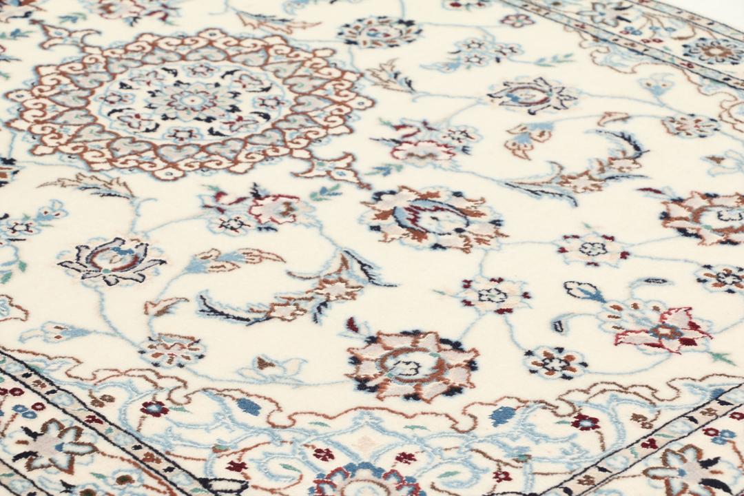 Handgeknoopt Nain-tapijt met verfijnde bloemmotieven in beige en blauw uit het Midden-Oosten